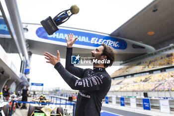 2024-05-25 - VERGNE Jean-Eric (fra), DS Penske, DS E-Tense FE23, portrait celebrating his pole position during the 2024 Shanghai ePrix, 8th meeting of the 2023-24 ABB FIA Formula E World Championship, on the Shanghai International Circuit from May 24 to 26, 2024 in Shanghai, China - 2024 FORMULA E SHANGHAI EPRIX - FORMULA E - MOTORS