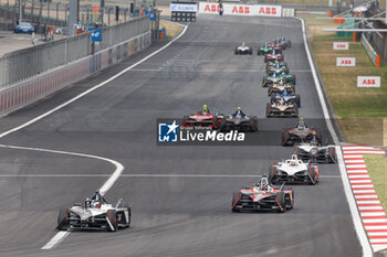 2024-05-25 - 09 EVANS Mitch (nzl), Jaguar TCS Racing, Jaguar I-Type 6, action, 94 WEHRLEIN Pascal (ger), TAG HEUER Porsche Formula E Team, Porsche 99X Electric, action, during the 2024 Shanghai ePrix, 8th meeting of the 2023-24 ABB FIA Formula E World Championship, on the Shanghai International Circuit from May 24 to 26, 2024 in Shanghai, China - 2024 FORMULA E SHANGHAI EPRIX - FORMULA E - MOTORS