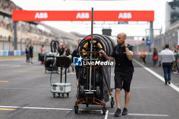 2024-05-25 - mecaniciens, mechanics, hankook, tyre, tire during the 2024 Shanghai ePrix, 8th meeting of the 2023-24 ABB FIA Formula E World Championship, on the Shanghai International Circuit from May 24 to 26, 2024 in Shanghai, China - 2024 FORMULA E SHANGHAI EPRIX - FORMULA E - MOTORS