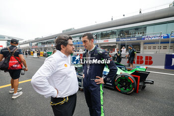 2024-05-25 - BERTRAND Frédéric, Mahindra Racing Team Principal and CEO, portrait, BUEMI Sébastien (swi), Envision Racing, Jaguar I-Type 6, portrait, grille de depart, starting grid, during the 2024 Shanghai ePrix, 8th meeting of the 2023-24 ABB FIA Formula E World Championship, on the Shanghai International Circuit from May 24 to 26, 2024 in Shanghai, China - 2024 FORMULA E SHANGHAI EPRIX - FORMULA E - MOTORS