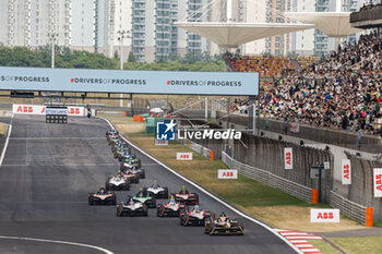 2024-05-25 - 25 VERGNE Jean-Eric (fra), DS Penske, DS E-Tense FE23, action, 94 WEHRLEIN Pascal (ger), TAG HEUER Porsche Formula E Team, Porsche 99X Electric, action, during the 2024 Shanghai ePrix, 8th meeting of the 2023-24 ABB FIA Formula E World Championship, on the Shanghai International Circuit from May 24 to 26, 2024 in Shanghai, China - 2024 FORMULA E SHANGHAI EPRIX - FORMULA E - MOTORS