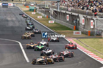 2024-05-25 - 25 VERGNE Jean-Eric (fra), DS Penske, DS E-Tense FE23, action, 94 WEHRLEIN Pascal (ger), TAG HEUER Porsche Formula E Team, Porsche 99X Electric, action, during the 2024 Shanghai ePrix, 8th meeting of the 2023-24 ABB FIA Formula E World Championship, on the Shanghai International Circuit from May 24 to 26, 2024 in Shanghai, China - 2024 FORMULA E SHANGHAI EPRIX - FORMULA E - MOTORS