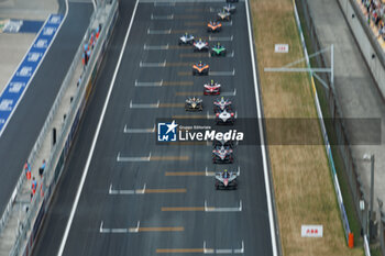 2024-05-25 - 21 DE VRIES Nyck (nld), Mahindra Racing, Mahindra M9Electro, 94 WEHRLEIN Pascal (ger), TAG HEUER Porsche Formula E Team, Porsche 99X Electric, 09 EVANS Mitch (nzl), Jaguar TCS Racing, Jaguar I-Type 6, action during the 2024 Shanghai ePrix, 8th meeting of the 2023-24 ABB FIA Formula E World Championship, on the Shanghai International Circuit from May 24 to 26, 2024 in Shanghai, China - 2024 FORMULA E SHANGHAI EPRIX - FORMULA E - MOTORS