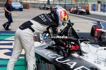 2024-05-25 - EVANS Mitch (nzl), Jaguar TCS Racing, Jaguar I-Type 6, CASSIDY Nick (nzl), Jaguar TCS Racing, Jaguar I-Type 6, portrait during the 2024 Shanghai ePrix, 8th meeting of the 2023-24 ABB FIA Formula E World Championship, on the Shanghai International Circuit from May 24 to 26, 2024 in Shanghai, China - 2024 FORMULA E SHANGHAI EPRIX - FORMULA E - MOTORS