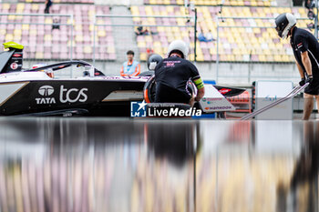 2024-05-26 - mecaniciens, mechanics,hankook, tyre, tire, Jaguar TCS Racing, Jaguar I-Type 6, during the 2024 Shanghai ePrix, 8th meeting of the 2023-24 ABB FIA Formula E World Championship, on the Shanghai International Circuit from May 24 to 26, 2024 in Shanghai, China - 2024 FORMULA E SHANGHAI EPRIX - FORMULA E - MOTORS