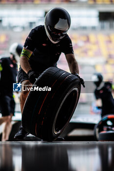 2024-05-26 - mecaniciens, mechanics,hankook, tyre, tire, Jaguar TCS Racing, Jaguar I-Type 6, during the 2024 Shanghai ePrix, 8th meeting of the 2023-24 ABB FIA Formula E World Championship, on the Shanghai International Circuit from May 24 to 26, 2024 in Shanghai, China - 2024 FORMULA E SHANGHAI EPRIX - FORMULA E - MOTORS