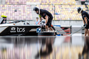 2024-05-26 - mecaniciens, mechanics,hankook, tyre, tire, Jaguar TCS Racing, Jaguar I-Type 6, during the 2024 Shanghai ePrix, 8th meeting of the 2023-24 ABB FIA Formula E World Championship, on the Shanghai International Circuit from May 24 to 26, 2024 in Shanghai, China - 2024 FORMULA E SHANGHAI EPRIX - FORMULA E - MOTORS