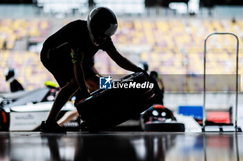 2024-05-26 - mecaniciens, mechanics,hankook, tyre, tire, Jaguar TCS Racing, Jaguar I-Type 6, during the 2024 Shanghai ePrix, 8th meeting of the 2023-24 ABB FIA Formula E World Championship, on the Shanghai International Circuit from May 24 to 26, 2024 in Shanghai, China - 2024 FORMULA E SHANGHAI EPRIX - FORMULA E - MOTORS