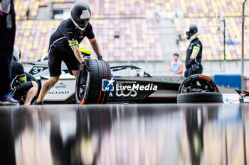 2024-05-26 - mecaniciens, mechanics,hankook, tyre, tire, Jaguar TCS Racing, Jaguar I-Type 6, during the 2024 Shanghai ePrix, 8th meeting of the 2023-24 ABB FIA Formula E World Championship, on the Shanghai International Circuit from May 24 to 26, 2024 in Shanghai, China - 2024 FORMULA E SHANGHAI EPRIX - FORMULA E - MOTORS