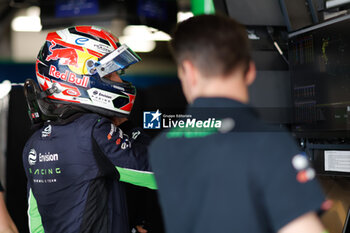 2024-05-26 - BUEMI Sébastien (swi), Envision Racing, Jaguar I-Type 6, portrait during the 2024 Shanghai ePrix, 8th meeting of the 2023-24 ABB FIA Formula E World Championship, on the Shanghai International Circuit from May 24 to 26, 2024 in Shanghai, China - 2024 FORMULA E SHANGHAI EPRIX - FORMULA E - MOTORS