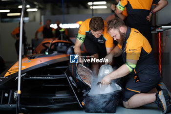 2024-05-26 - mecaniciens, mechanics, NEOM McLaren Formula E Team, Nissan e-4ORCE 04, during the 2024 Shanghai ePrix, 8th meeting of the 2023-24 ABB FIA Formula E World Championship, on the Shanghai International Circuit from May 24 to 26, 2024 in Shanghai, China - 2024 FORMULA E SHANGHAI EPRIX - FORMULA E - MOTORS