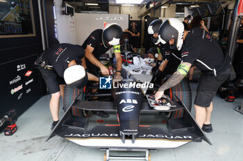 2024-05-26 - 09 EVANS Mitch (nzl), Jaguar TCS Racing, Jaguar I-Type 6, mecaniciens, mechanics, during the 2024 Shanghai ePrix, 8th meeting of the 2023-24 ABB FIA Formula E World Championship, on the Shanghai International Circuit from May 24 to 26, 2024 in Shanghai, China - 2024 FORMULA E SHANGHAI EPRIX - FORMULA E - MOTORS