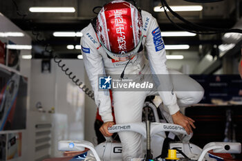 2024-05-26 - DENNIS Jake (gbr), Andretti Global, Porsche 99X Electric, portrait during the 2024 Shanghai ePrix, 8th meeting of the 2023-24 ABB FIA Formula E World Championship, on the Shanghai International Circuit from May 24 to 26, 2024 in Shanghai, China - 2024 FORMULA E SHANGHAI EPRIX - FORMULA E - MOTORS