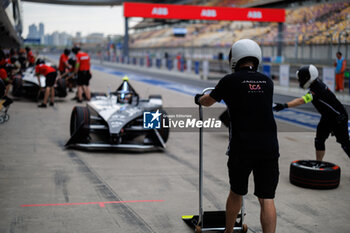 2024-05-26 - CASSIDY Nick (nzl), Jaguar TCS Racing, Jaguar I-Type 6, portrait stand, pitlane during the 2024 Shanghai ePrix, 8th meeting of the 2023-24 ABB FIA Formula E World Championship, on the Shanghai International Circuit from May 24 to 26, 2024 in Shanghai, China - 2024 FORMULA E SHANGHAI EPRIX - FORMULA E - MOTORS