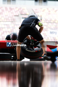 2024-05-26 - mecaniciens mechanics, Nissan Formula E Team, Nissan e-4ORCE 04, portrait,hankook, tyre, tire during the 2024 Shanghai ePrix, 8th meeting of the 2023-24 ABB FIA Formula E World Championship, on the Shanghai International Circuit from May 24 to 26, 2024 in Shanghai, China - 2024 FORMULA E SHANGHAI EPRIX - FORMULA E - MOTORS