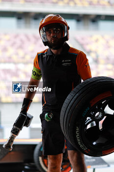 2024-05-26 - mecaniciens, mechanics, hankook, tyre, tire, NEOM McLaren Formula E Team, Nissan e-4ORCE 04, during the 2024 Shanghai ePrix, 8th meeting of the 2023-24 ABB FIA Formula E World Championship, on the Shanghai International Circuit from May 24 to 26, 2024 in Shanghai, China - 2024 FORMULA E SHANGHAI EPRIX - FORMULA E - MOTORS