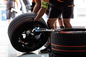 2024-05-26 - mecaniciens, mechanics, hankook, tyre, tire, NEOM McLaren Formula E Team, Nissan e-4ORCE 04, during the 2024 Shanghai ePrix, 8th meeting of the 2023-24 ABB FIA Formula E World Championship, on the Shanghai International Circuit from May 24 to 26, 2024 in Shanghai, China - 2024 FORMULA E SHANGHAI EPRIX - FORMULA E - MOTORS