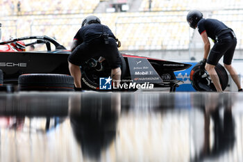 2024-05-26 - mecaniciens, mechanics, hankook, tyre, tire, TAG HEUER Porsche Formula E Team, Porsche 99X Electric, during the 2024 Shanghai ePrix, 8th meeting of the 2023-24 ABB FIA Formula E World Championship, on the Shanghai International Circuit from May 24 to 26, 2024 in Shanghai, China - 2024 FORMULA E SHANGHAI EPRIX - FORMULA E - MOTORS