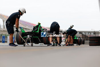 2024-05-26 - mecaniciens, mechanics, hankook, tyre, tire, Envision Racing, Jaguar I-Type 6, during the 2024 Shanghai ePrix, 8th meeting of the 2023-24 ABB FIA Formula E World Championship, on the Shanghai International Circuit from May 24 to 26, 2024 in Shanghai, China - 2024 FORMULA E SHANGHAI EPRIX - FORMULA E - MOTORS