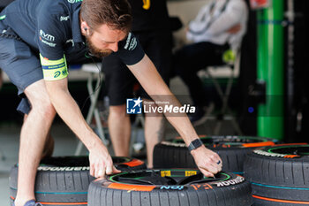 2024-05-26 - mecaniciens, mechanics, hankook, tyre, tire, Envision Racing, Jaguar I-Type 6, during the 2024 Shanghai ePrix, 8th meeting of the 2023-24 ABB FIA Formula E World Championship, on the Shanghai International Circuit from May 24 to 26, 2024 in Shanghai, China - 2024 FORMULA E SHANGHAI EPRIX - FORMULA E - MOTORS