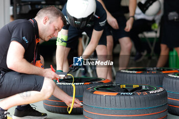 2024-05-26 - mecaniciens, mechanics, hankook, tyre, tire, Envision Racing, Jaguar I-Type 6, during the 2024 Shanghai ePrix, 8th meeting of the 2023-24 ABB FIA Formula E World Championship, on the Shanghai International Circuit from May 24 to 26, 2024 in Shanghai, China - 2024 FORMULA E SHANGHAI EPRIX - FORMULA E - MOTORS