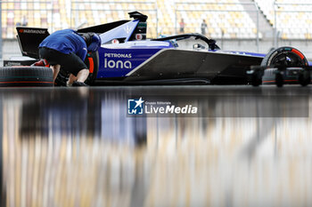 2024-05-26 - mecaniciens, mechanics, hankook, tyre, tire, Maserati MSG Racing, Maserati Tipo Folgore, during the 2024 Shanghai ePrix, 8th meeting of the 2023-24 ABB FIA Formula E World Championship, on the Shanghai International Circuit from May 24 to 26, 2024 in Shanghai, China - 2024 FORMULA E SHANGHAI EPRIX - FORMULA E - MOTORS