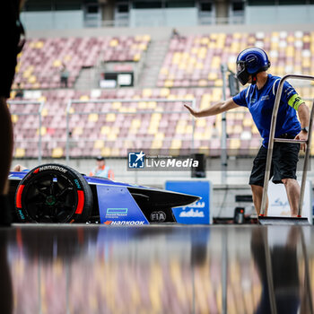 2024-05-26 - mecaniciens, mechanics, hankook, tyre, tire, Maserati MSG Racing, Maserati Tipo Folgore, during the 2024 Shanghai ePrix, 8th meeting of the 2023-24 ABB FIA Formula E World Championship, on the Shanghai International Circuit from May 24 to 26, 2024 in Shanghai, China - 2024 FORMULA E SHANGHAI EPRIX - FORMULA E - MOTORS