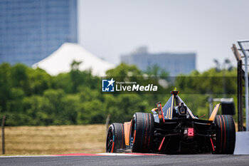 2024-05-26 - 05 HUGHES Jake (gbr), NEOM McLaren Formula E Team, Nissan e-4ORCE 04, action during the 2024 Shanghai ePrix, 8th meeting of the 2023-24 ABB FIA Formula E World Championship, on the Shanghai International Circuit from May 24 to 26, 2024 in Shanghai, China - 2024 FORMULA E SHANGHAI EPRIX - FORMULA E - MOTORS