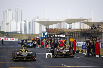 2024-05-26 - 02 VANDOORNE Stoffel (bel), DS Penske, DS E-Tense FE23,on the grid during the 2024 Shanghai ePrix, 8th meeting of the 2023-24 ABB FIA Formula E World Championship, on the Shanghai International Circuit from May 24 to 26, 2024 in Shanghai, China - 2024 FORMULA E SHANGHAI EPRIX - FORMULA E - MOTORS