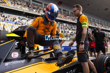 2024-05-26 - HUGHES Jake (gbr), NEOM McLaren Formula E Team, Nissan e-4ORCE 04, portrait on the grid during the 2024 Shanghai ePrix, 8th meeting of the 2023-24 ABB FIA Formula E World Championship, on the Shanghai International Circuit from May 24 to 26, 2024 in Shanghai, China - 2024 FORMULA E SHANGHAI EPRIX - FORMULA E - MOTORS