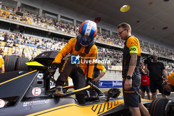 2024-05-26 - HUGHES Jake (gbr), NEOM McLaren Formula E Team, Nissan e-4ORCE 04, portrait on the grid during the 2024 Shanghai ePrix, 8th meeting of the 2023-24 ABB FIA Formula E World Championship, on the Shanghai International Circuit from May 24 to 26, 2024 in Shanghai, China - 2024 FORMULA E SHANGHAI EPRIX - FORMULA E - MOTORS