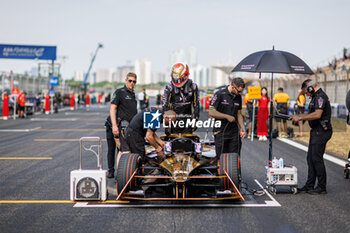 2024-05-26 - VERGNE Jean-Eric (fra), DS Penske, DS E-Tense FE23, portrait grille de depart, starting grid, during the 2024 Shanghai ePrix, 8th meeting of the 2023-24 ABB FIA Formula E World Championship, on the Shanghai International Circuit from May 24 to 26, 2024 in Shanghai, China - 2024 FORMULA E SHANGHAI EPRIX - FORMULA E - MOTORS