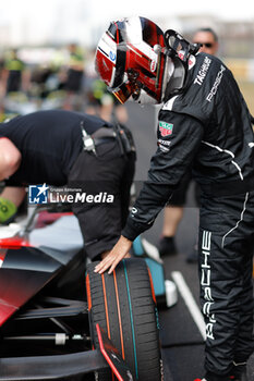 2024-05-26 - WEHRLEIN Pascal (ger), TAG HEUER Porsche Formula E Team, Porsche 99X Electric, portrait grille de depart, starting grid, during the 2024 Shanghai ePrix, 8th meeting of the 2023-24 ABB FIA Formula E World Championship, on the Shanghai International Circuit from May 24 to 26, 2024 in Shanghai, China - 2024 FORMULA E SHANGHAI EPRIX - FORMULA E - MOTORS