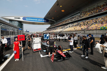 2024-05-26 - 21 DE VRIES Nyck (nld), Mahindra Racing, Mahindra M9Electro, action grille de depart, starting grid, during the 2024 Shanghai ePrix, 8th meeting of the 2023-24 ABB FIA Formula E World Championship, on the Shanghai International Circuit from May 24 to 26, 2024 in Shanghai, China - 2024 FORMULA E SHANGHAI EPRIX - FORMULA E - MOTORS