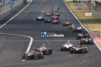 2024-05-26 - 02 VANDOORNE Stoffel (bel), DS Penske, DS E-Tense FE23, action, 13 DA COSTA Antonio Felix (prt), TAG HEUER Porsche Formula E Team, Porsche 99X Electric, action during the 2024 Shanghai ePrix, 8th meeting of the 2023-24 ABB FIA Formula E World Championship, on the Shanghai International Circuit from May 24 to 26, 2024 in Shanghai, China - 2024 FORMULA E SHANGHAI EPRIX - FORMULA E - MOTORS