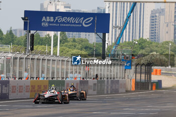 2024-05-26 - 13 DA COSTA Antonio Felix (prt), TAG HEUER Porsche Formula E Team, Porsche 99X Electric, action, 05 HUGHES Jake (gbr), NEOM McLaren Formula E Team, Nissan e-4ORCE 04, action arrivee, finish line, during the 2024 Shanghai ePrix, 8th meeting of the 2023-24 ABB FIA Formula E World Championship, on the Shanghai International Circuit from May 24 to 26, 2024 in Shanghai, China - 2024 FORMULA E SHANGHAI EPRIX - FORMULA E - MOTORS