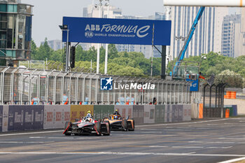 2024-05-26 - 13 DA COSTA Antonio Felix (prt), TAG HEUER Porsche Formula E Team, Porsche 99X Electric, action, 05 HUGHES Jake (gbr), NEOM McLaren Formula E Team, Nissan e-4ORCE 04, action arrivee, finish line, during the 2024 Shanghai ePrix, 8th meeting of the 2023-24 ABB FIA Formula E World Championship, on the Shanghai International Circuit from May 24 to 26, 2024 in Shanghai, China - 2024 FORMULA E SHANGHAI EPRIX - FORMULA E - MOTORS