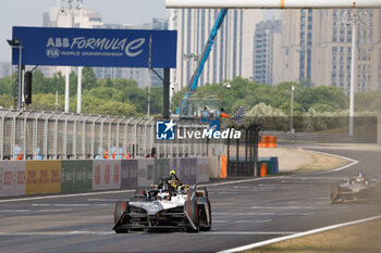 2024-05-26 - 09 EVANS Mitch (nzl), Jaguar TCS Racing, Jaguar I-Type 6, action arrivee, finish line, during the 2024 Shanghai ePrix, 8th meeting of the 2023-24 ABB FIA Formula E World Championship, on the Shanghai International Circuit from May 24 to 26, 2024 in Shanghai, China - 2024 FORMULA E SHANGHAI EPRIX - FORMULA E - MOTORS