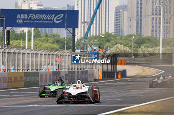 2024-05-26 - 01 DENNIS Jake (gbr), Andretti Global, Porsche 99X Electric, action arrivee, finish line, during the 2024 Shanghai ePrix, 8th meeting of the 2023-24 ABB FIA Formula E World Championship, on the Shanghai International Circuit from May 24 to 26, 2024 in Shanghai, China - 2024 FORMULA E SHANGHAI EPRIX - FORMULA E - MOTORS