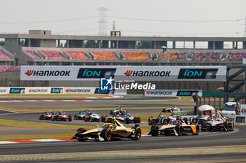 2024-05-26 - 02 VANDOORNE Stoffel (bel), DS Penske, DS E-Tense FE23, 05 HUGHES Jake (gbr), NEOM McLaren Formula E Team, Nissan e-4ORCE 04, action depart, start during the 2024 Shanghai ePrix, 8th meeting of the 2023-24 ABB FIA Formula E World Championship, on the Shanghai International Circuit from May 24 to 26, 2024 in Shanghai, China - 2024 FORMULA E SHANGHAI EPRIX - FORMULA E - MOTORS