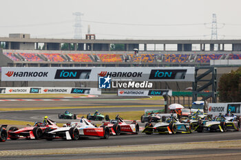 2024-05-26 - 01 DENNIS Jake (gbr), Andretti Global, Porsche 99X Electric, action depart, start during the 2024 Shanghai ePrix, 8th meeting of the 2023-24 ABB FIA Formula E World Championship, on the Shanghai International Circuit from May 24 to 26, 2024 in Shanghai, China - 2024 FORMULA E SHANGHAI EPRIX - FORMULA E - MOTORS