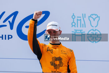 2024-05-26 - HUGHES Jake (gbr), NEOM McLaren Formula E Team, Nissan e-4ORCE 04, portrait podium during the 2024 Shanghai ePrix, 8th meeting of the 2023-24 ABB FIA Formula E World Championship, on the Shanghai International Circuit from May 24 to 26, 2024 in Shanghai, China - 2024 FORMULA E SHANGHAI EPRIX - FORMULA E - MOTORS