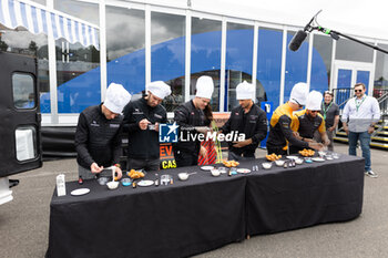 2024-06-27 - VAN DER LINDE Sheldon (zaf), Jaguar TCS Racing, Jaguar I-Type 6, action VERGNE Jean-Eric (fra), DS Penske, DS E-Tense FE23, portrait CASSIDY Nick (nzl), Jaguar TCS Racing, Jaguar I-Type 6, portrait EVANS Mitch (nzl), Jaguar TCS Racing, Jaguar I-Type 6, portrait BIRD Sam (gbr), NEOM McLaren Formula E Team, Nissan e-4ORCE 04, portrait HUGHES Jake (gbr), NEOM McLaren Formula E Team, Nissan e-4ORCE 04, portrait during the 2024 Portland ePrix, 9th meeting of the 2023-24 ABB FIA Formula E World Championship, on the Portland International Raceway from June 28 to 30, 2024 in Portland, United States of America - 2024 FORMULA E PORTLAND EPRIX - FORMULA E - MOTORS