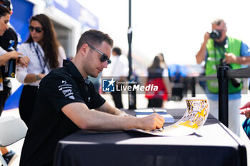 2024-06-29 - VANDOORNE Stoffel (bel), DS Penske, DS E-Tense FE23, portrait autograph session, session autographe during the 2024 Portland ePrix, 9th meeting of the 2023-24 ABB FIA Formula E World Championship, on the Portland International Raceway from June 28 to 30, 2024 in Portland, United States of America - 2024 FORMULA E PORTLAND EPRIX - FORMULA E - MOTORS