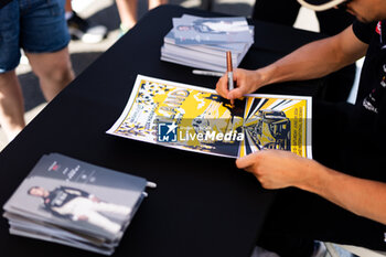 2024-06-29 - autograph session, session autographe during the 2024 Portland ePrix, 9th meeting of the 2023-24 ABB FIA Formula E World Championship, on the Portland International Raceway from June 28 to 30, 2024 in Portland, United States of America - 2024 FORMULA E PORTLAND EPRIX - FORMULA E - MOTORS