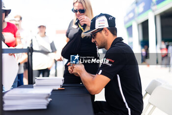 2024-06-29 - EVANS Mitch (nzl), Jaguar TCS Racing, Jaguar I-Type 6, portrait autograph session, session autographe during the 2024 Portland ePrix, 9th meeting of the 2023-24 ABB FIA Formula E World Championship, on the Portland International Raceway from June 28 to 30, 2024 in Portland, United States of America - 2024 FORMULA E PORTLAND EPRIX - FORMULA E - MOTORS