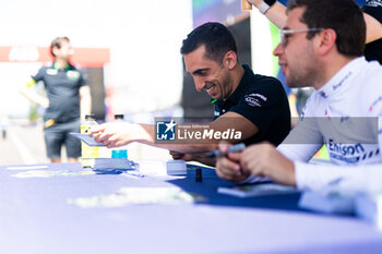 2024-06-29 - BUEMI Sébastien (swi), Envision Racing, Jaguar I-Type 6, portrait autograph session, session autographe during the 2024 Portland ePrix, 9th meeting of the 2023-24 ABB FIA Formula E World Championship, on the Portland International Raceway from June 28 to 30, 2024 in Portland, United States of America - 2024 FORMULA E PORTLAND EPRIX - FORMULA E - MOTORS