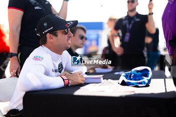 2024-06-29 - DA COSTA Antonio Felix (prt), TAG HEUER Porsche Formula E Team, Porsche 99X Electric, portrait autograph session, session autographe during the 2024 Portland ePrix, 9th meeting of the 2023-24 ABB FIA Formula E World Championship, on the Portland International Raceway from June 28 to 30, 2024 in Portland, United States of America - 2024 FORMULA E PORTLAND EPRIX - FORMULA E - MOTORS