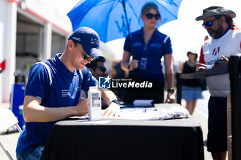 2024-06-29 - GUNTHER Maximilian (ger), Maserati MSG Racing, Maserati Tipo Folgore, portrait autograph session, session autographe during the 2024 Portland ePrix, 9th meeting of the 2023-24 ABB FIA Formula E World Championship, on the Portland International Raceway from June 28 to 30, 2024 in Portland, United States of America - 2024 FORMULA E PORTLAND EPRIX - FORMULA E - MOTORS