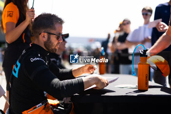 2024-06-29 - BIRD Sam (gbr), NEOM McLaren Formula E Team, Nissan e-4ORCE 04, portrait autograph session, session autographe during the 2024 Portland ePrix, 9th meeting of the 2023-24 ABB FIA Formula E World Championship, on the Portland International Raceway from June 28 to 30, 2024 in Portland, United States of America - 2024 FORMULA E PORTLAND EPRIX - FORMULA E - MOTORS